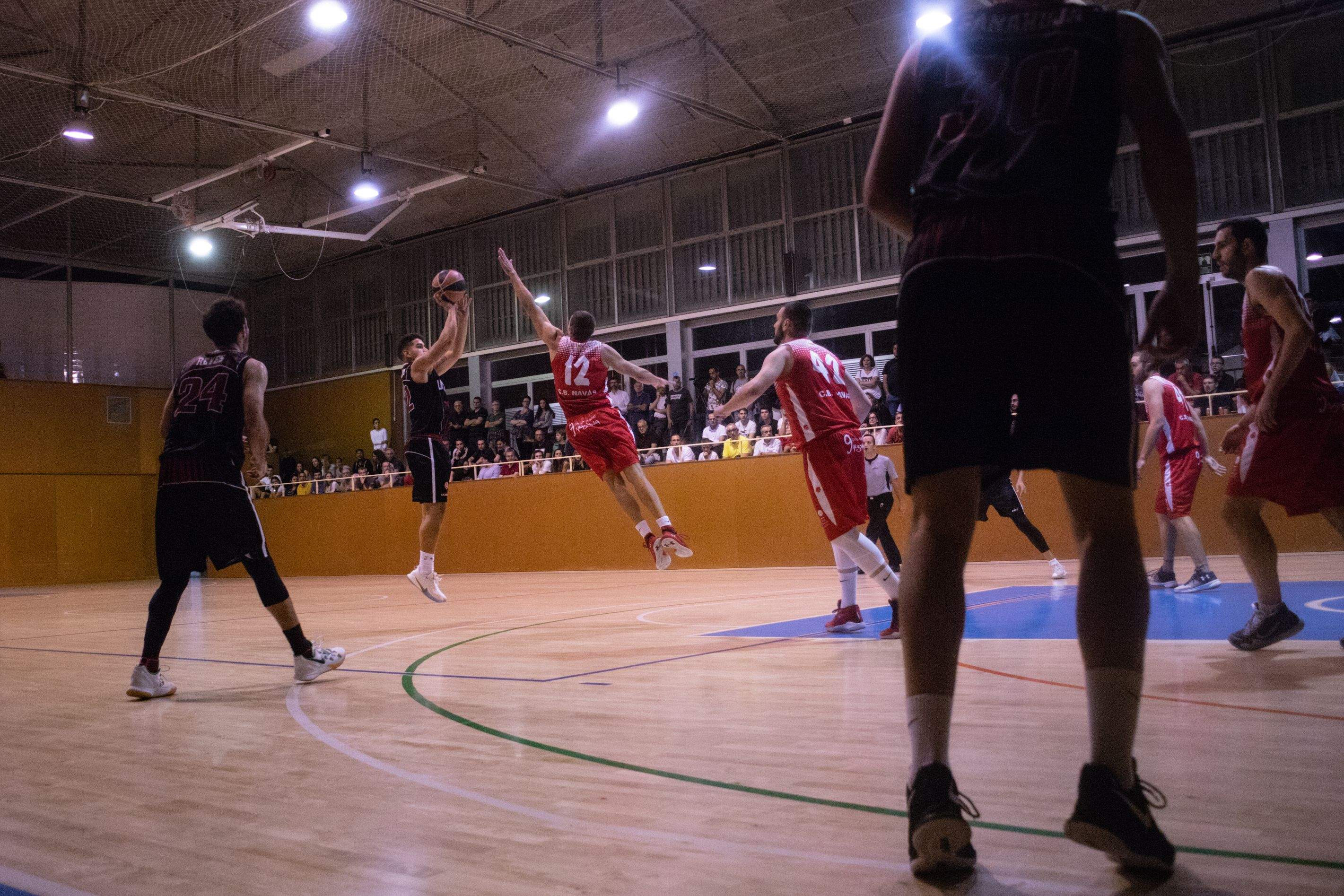 Bàsquet masculí. Partit de lliga. UE Sant Cugat-CB Navàs. Foto: Adrián Gómez.