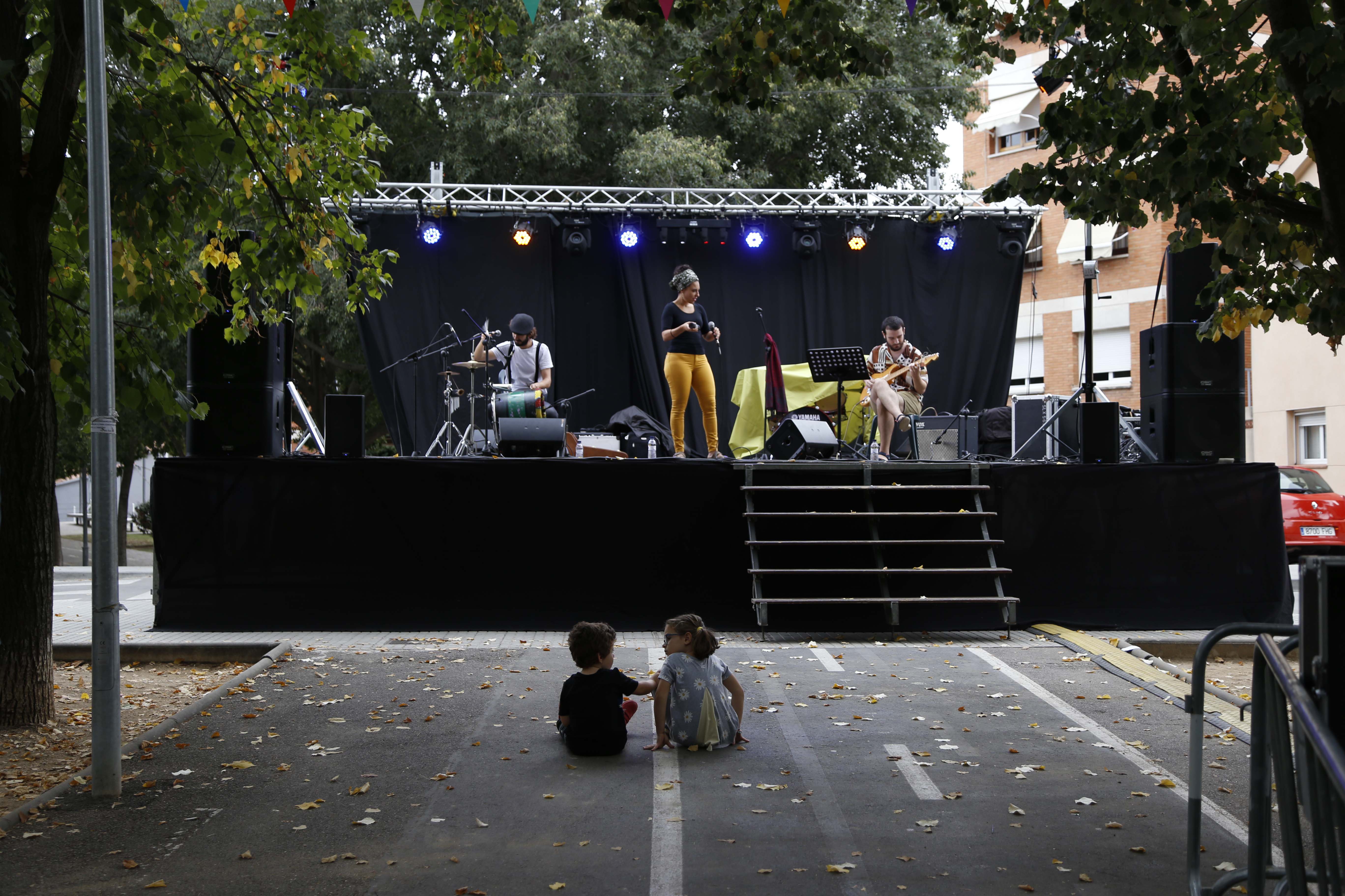 Vermut bolivià amb l'acompanyament musical a càrrec de Bóssalo. FOTO: Anna Bassa