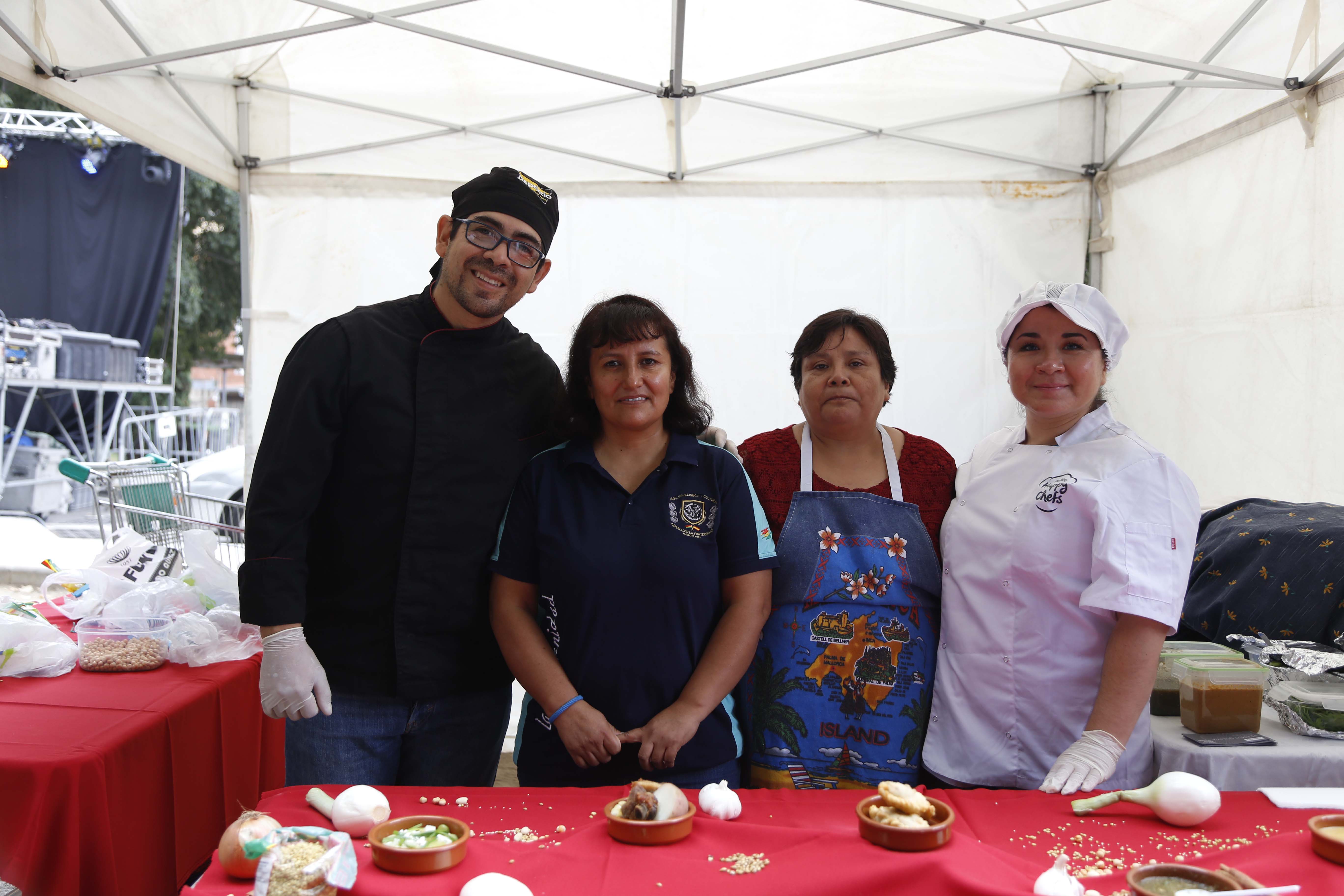 Vermut bolivià amb l'acompanyament musical a càrrec de Bóssalo i la col·laboració de Caporales "La Fraternidad" i el Casal de Joves La Xesca. FOTO: Anna Bassa