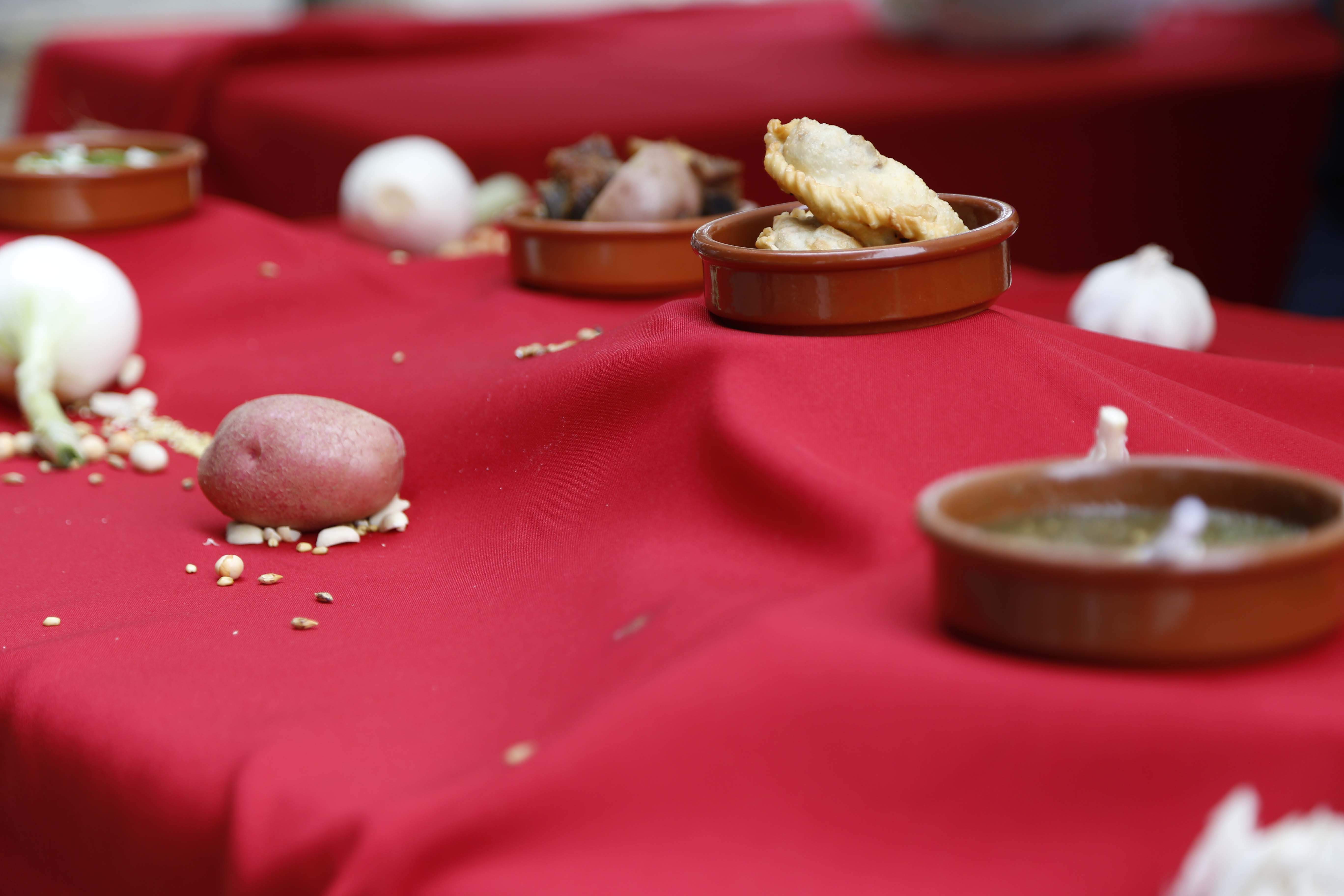 Vermut bolivià amb l'acompanyament musical a càrrec de Bóssalo i la col·laboració de Caporales "La Fraternidad" i el Casal de Joves La Xesca. FOTO: Anna Bassa