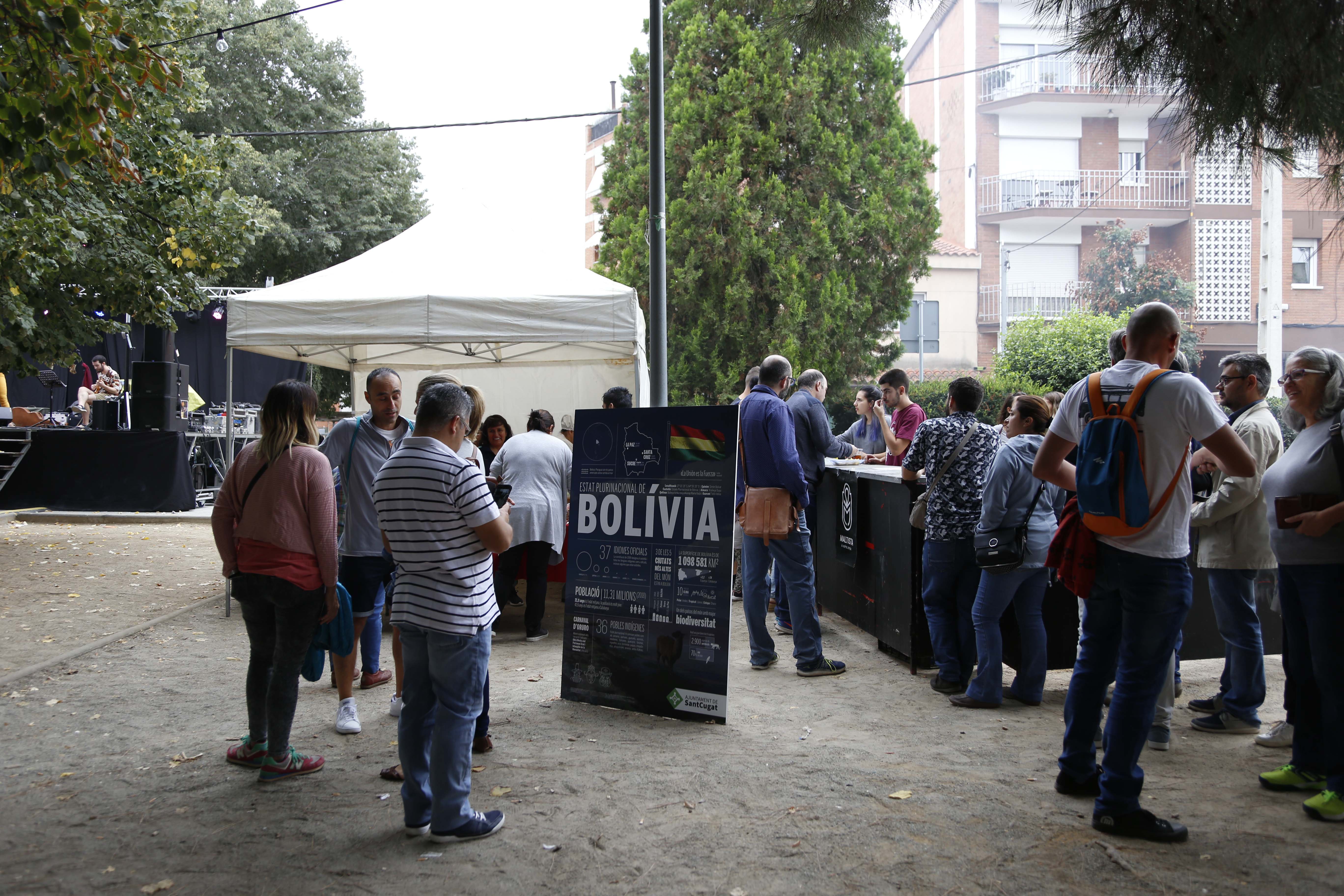 Vermut bolivià amb l'acompanyament musical a càrrec de Bóssalo i la col·laboració de Caporales "La Fraternidad" i el Casal de Joves La Xesca. FOTO: Anna Bassa