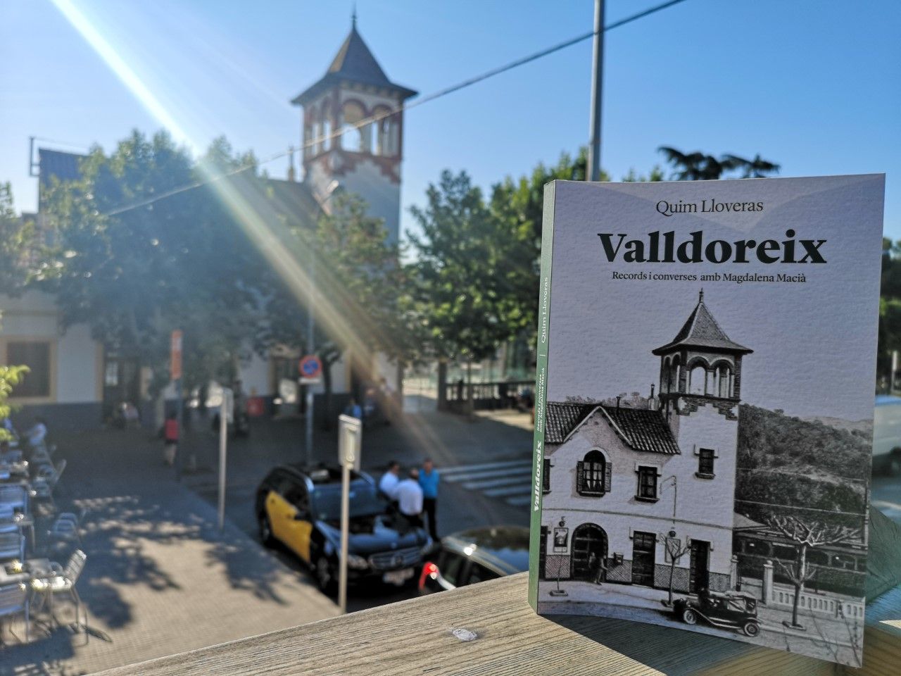 Portada del llibre amb l'estació de Valldoreix al fons. FOTO: Cedida
