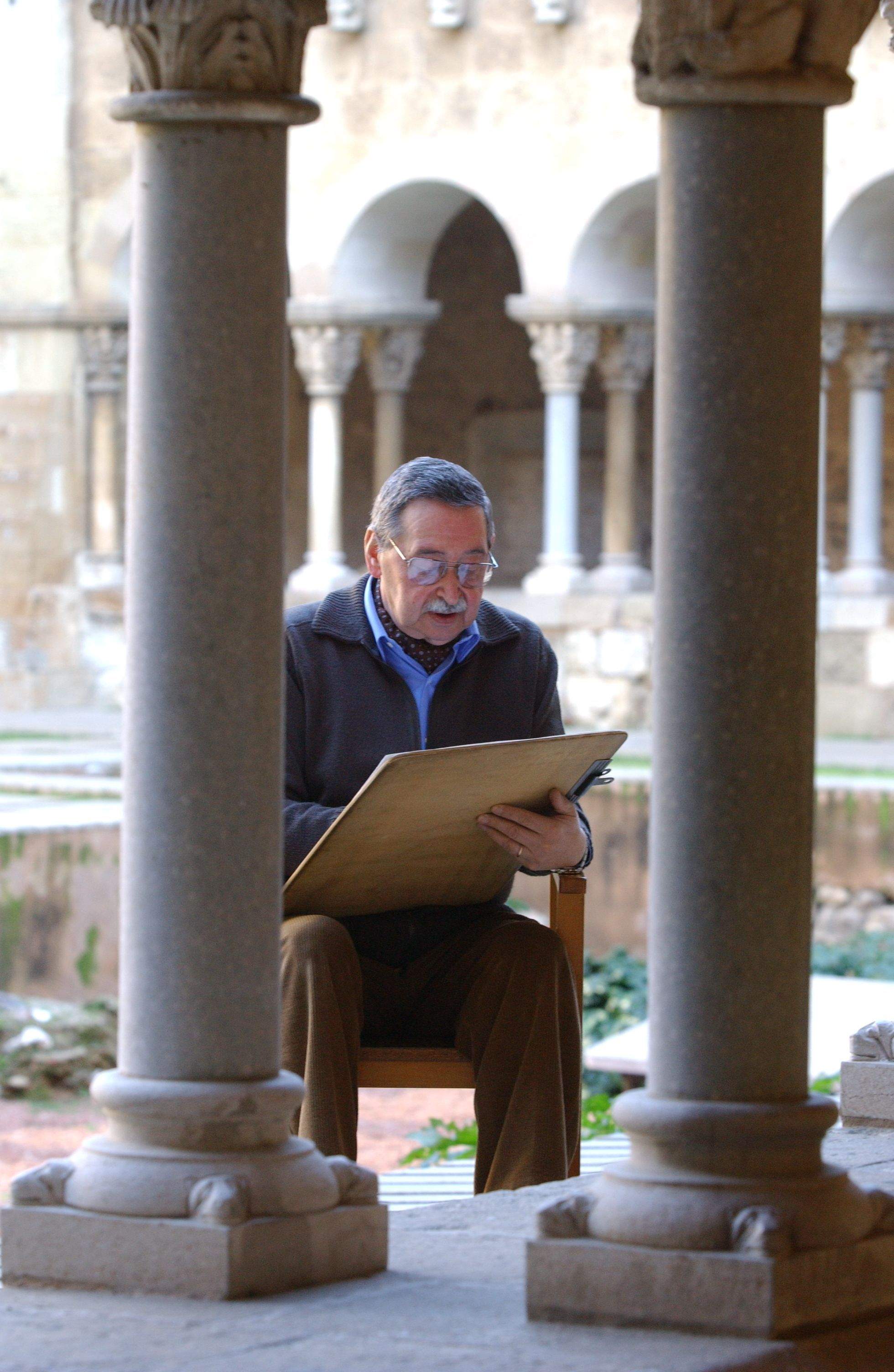Pep Blanes des de la seva cadira dibuixant el Monestir de Sant Cugat. FOTO: Arxiu