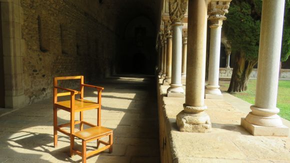 La cadira de Pep Blanes al claustre del Monestir
