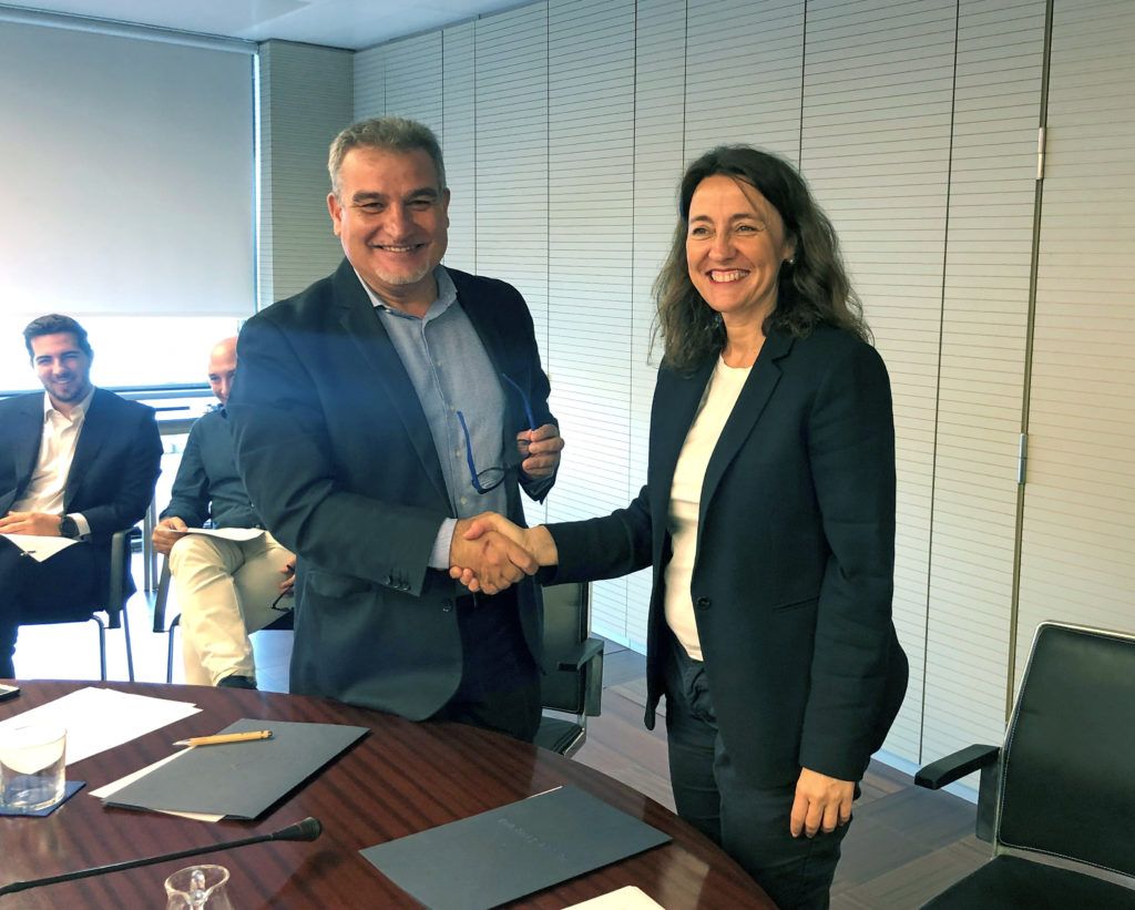 Joan Franquesa i Mercè Conesa en la signatura de la carta d'intencions. FOTO: Cedida