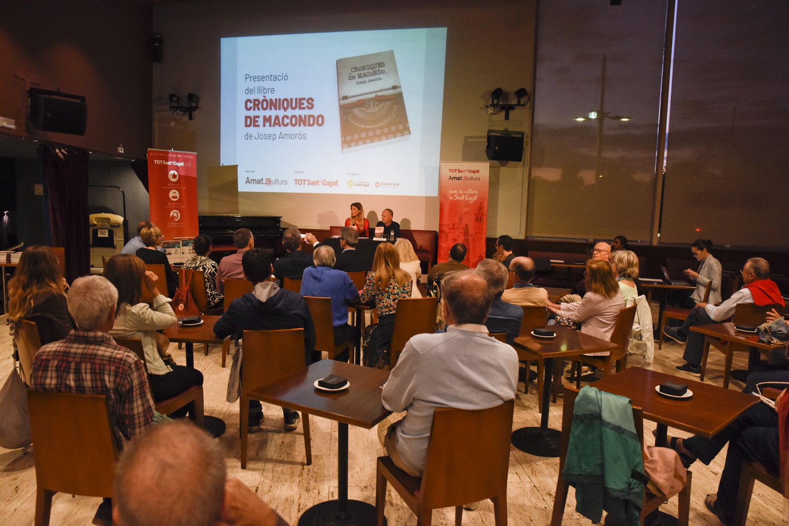 Josep Amorós ha presentat 'Cròniques de Macondo' al Cafè Auditori de Sant Cugat. FOTO: Bernat Millet