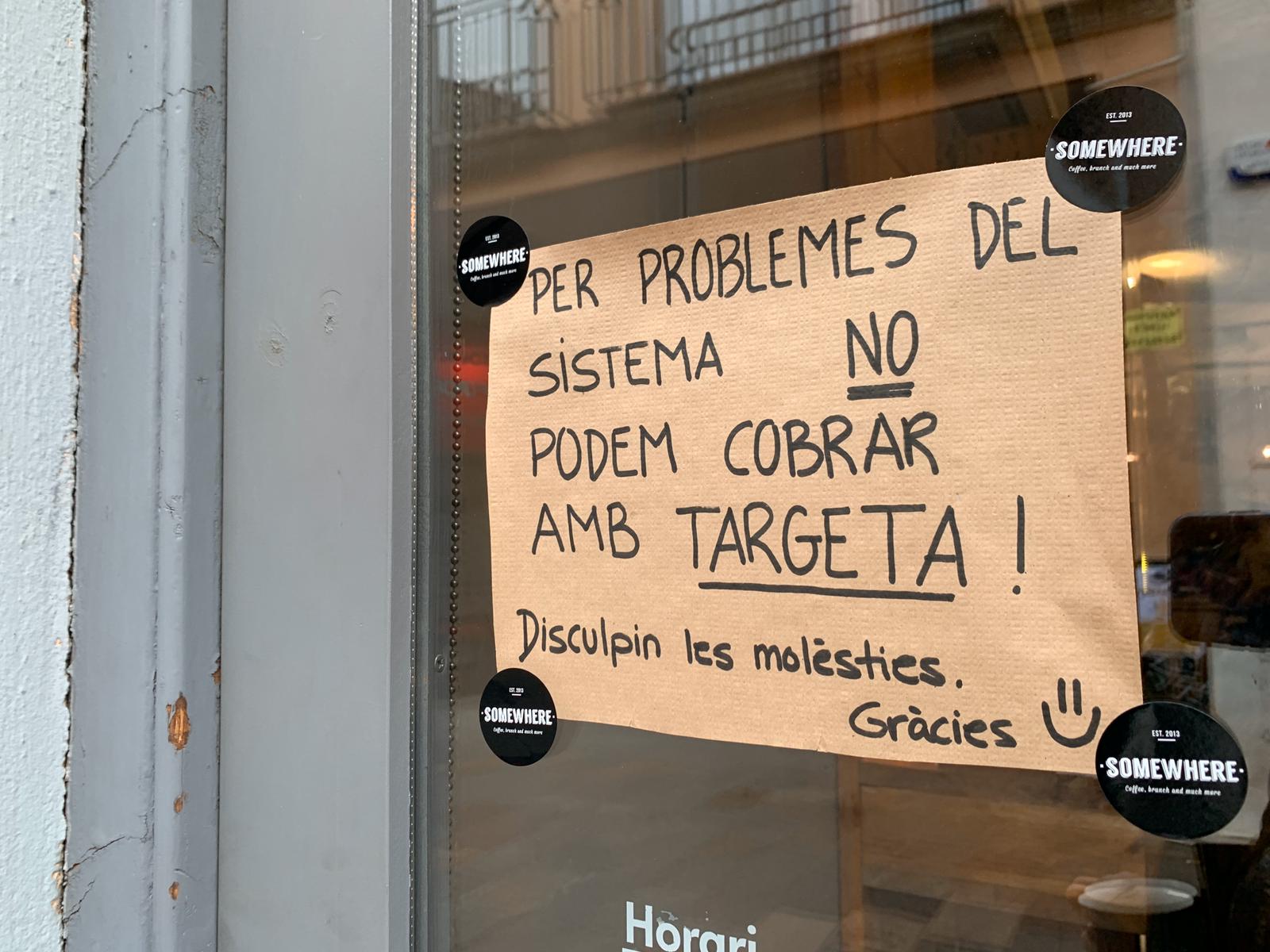 Un dels establiments del centre de Sant Cugat informa de la caiguda del sistema. FOTO: Cedida