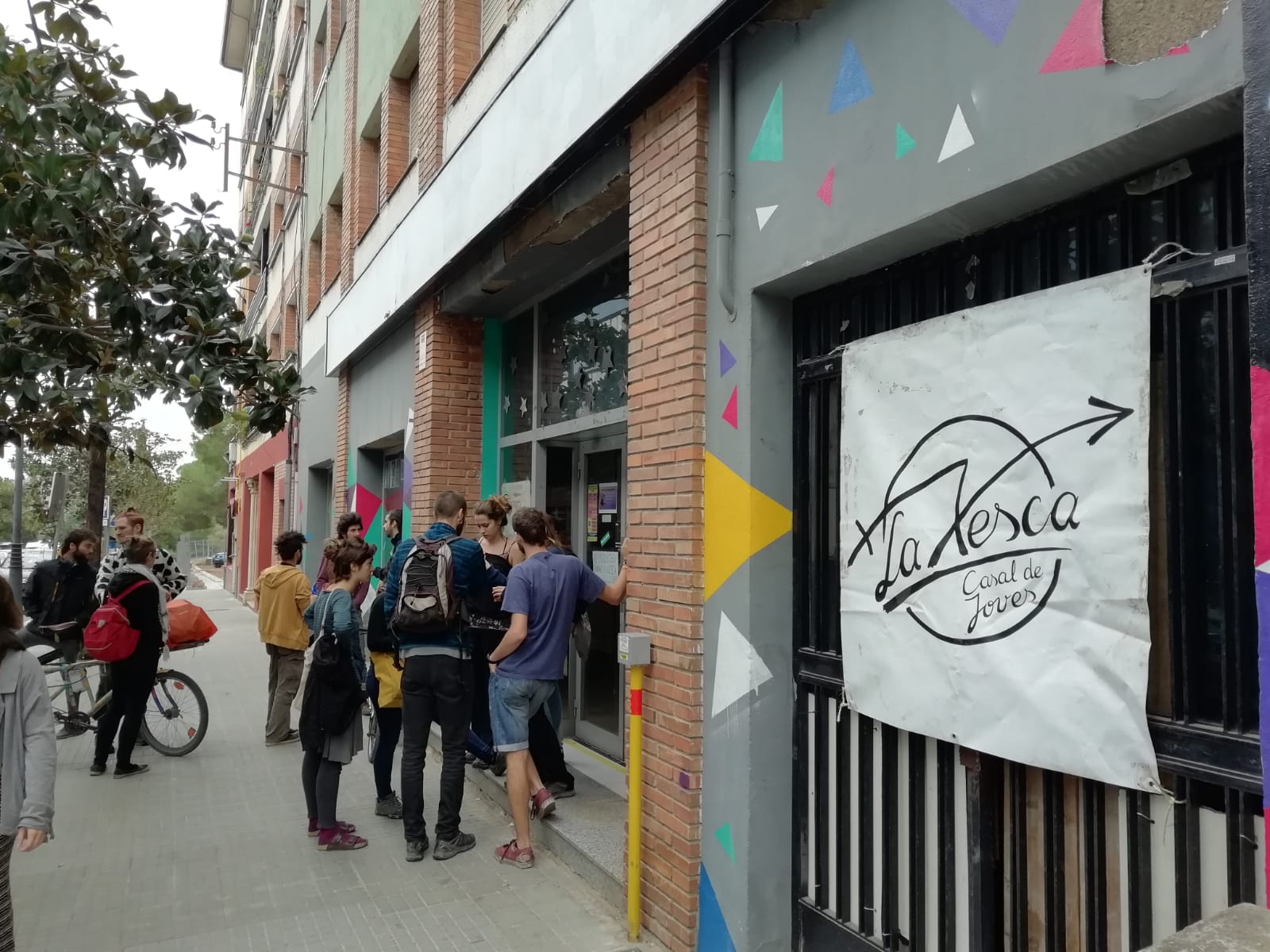 Joves concentrats davant el Casal FOTO: Bernat BElla