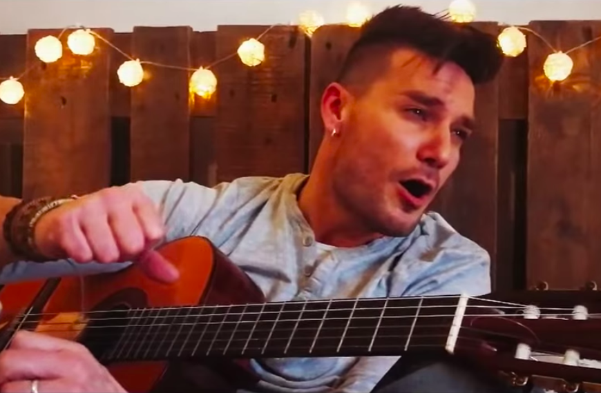 Guille Barea en un moment del videoclip 'Cai Mio'.