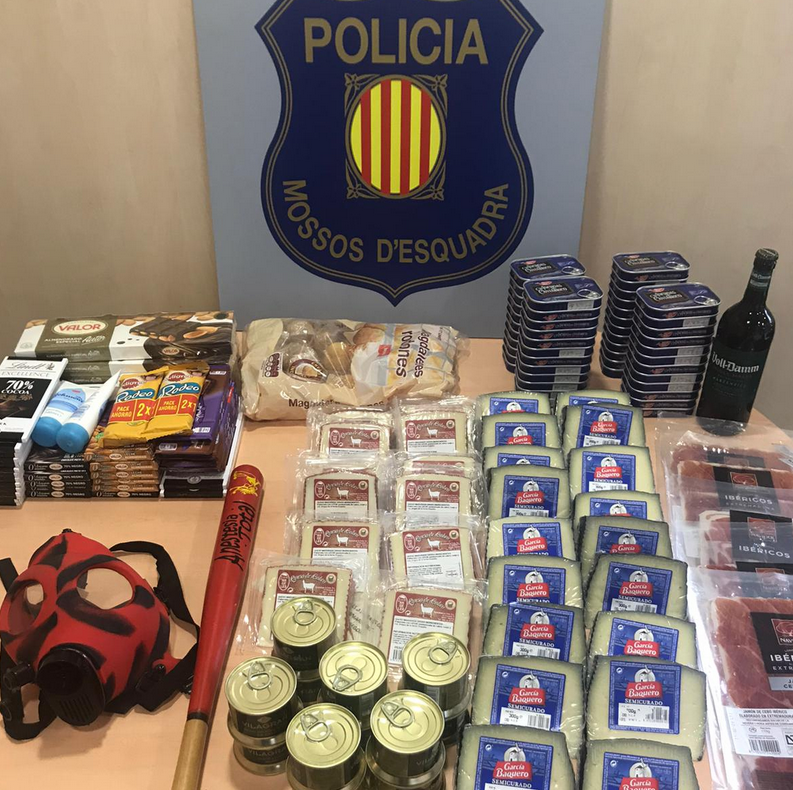 Articles decomisats pels Mossos als detinguts. FOTO: Cedida