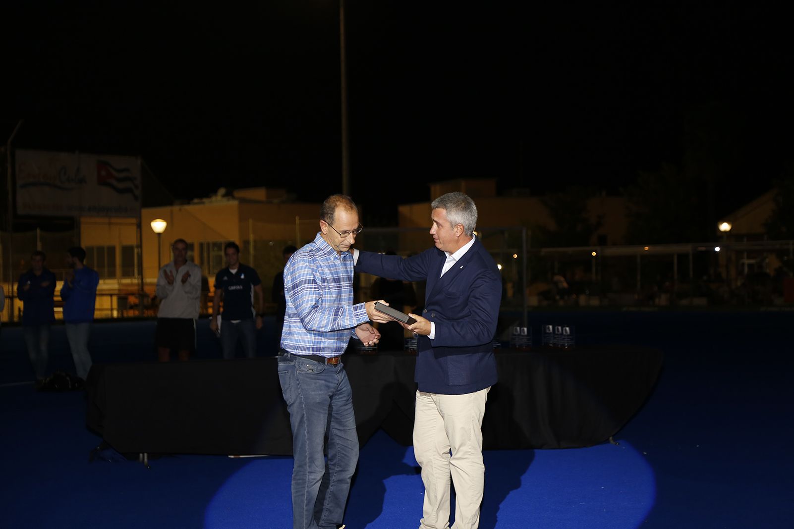Marcos Hofmann ha entregat el premi Quim Xicoy in Memoriam a Jordi Sallés Sen. FOTO: Anna Bassa