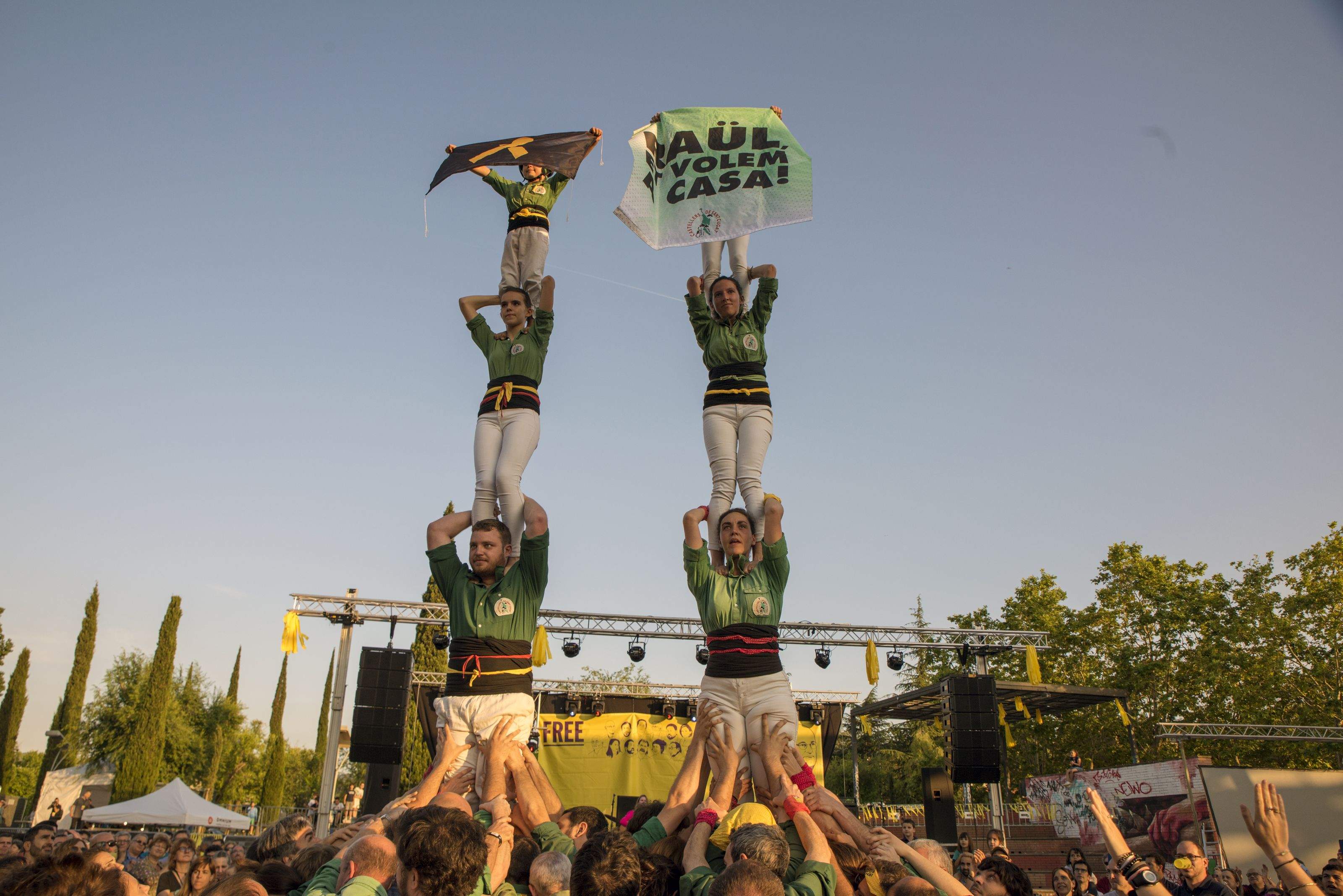 Els Castellers de Sant Cugat fent supor a Romeva en una actuació. FOTO: Bernat Millet