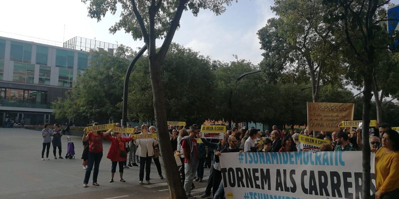 Els manifestants han tallat la rambla del Celler. FOTO: Bernat Millet