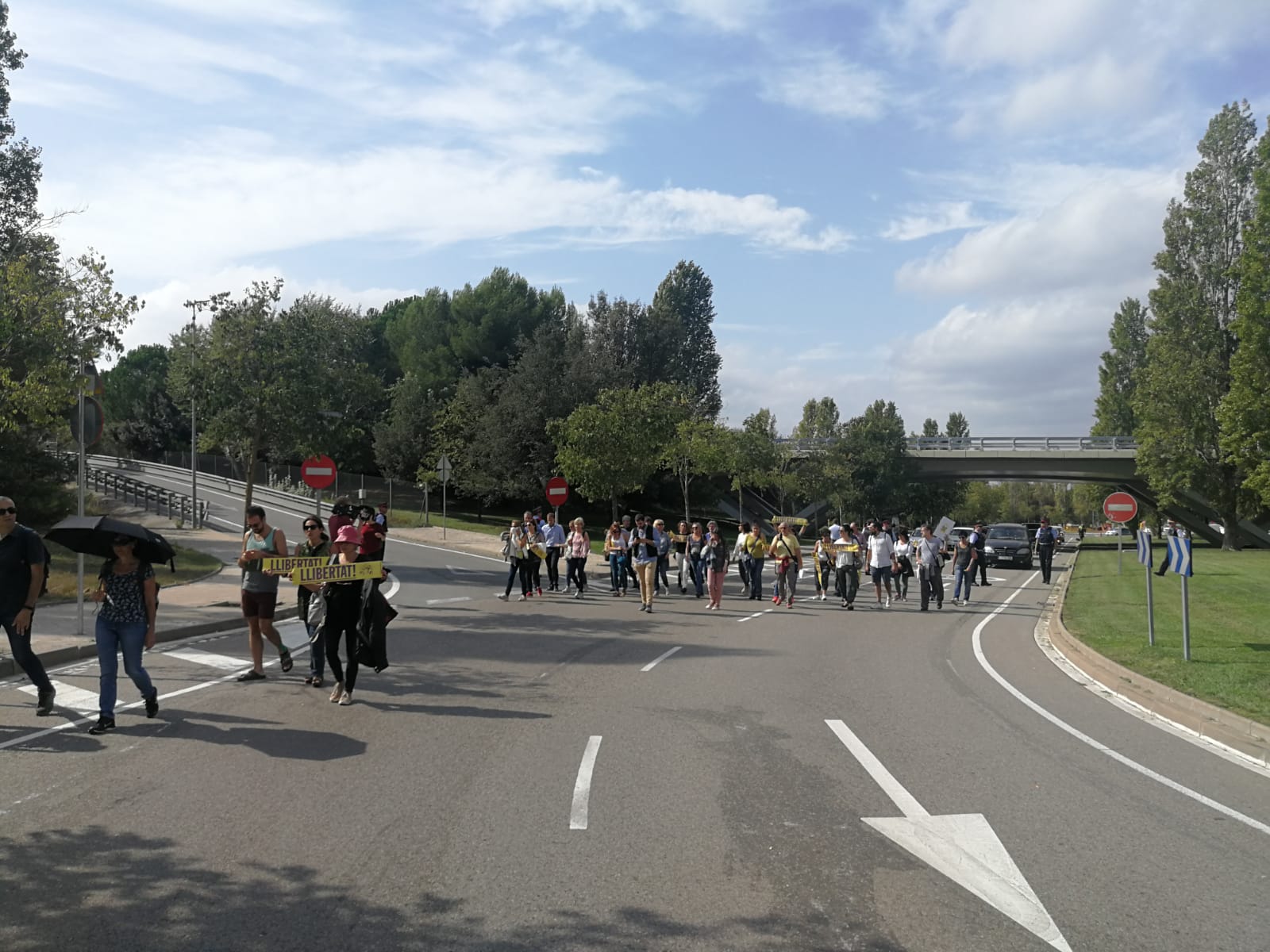 Els manifestants tallaven la rotonda de l'hipòdrom. FOTO: Bernat Millet