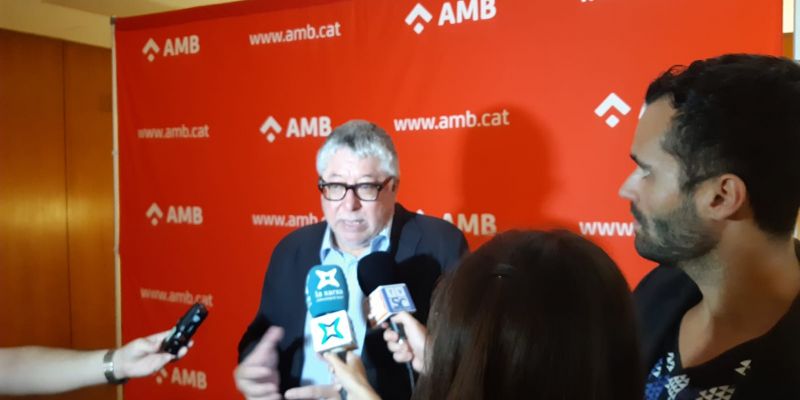 El vicepresident de l'AMB, Antonio Belmón, atenent als mitjans de comunicació. FOTO: Ferran Mitjà