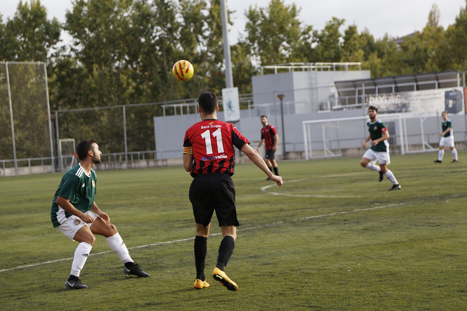 Gabriel Torres, a la dreta de la imatge, capità del Valldoreix Futbol Club. FOTO: Anna Bassa