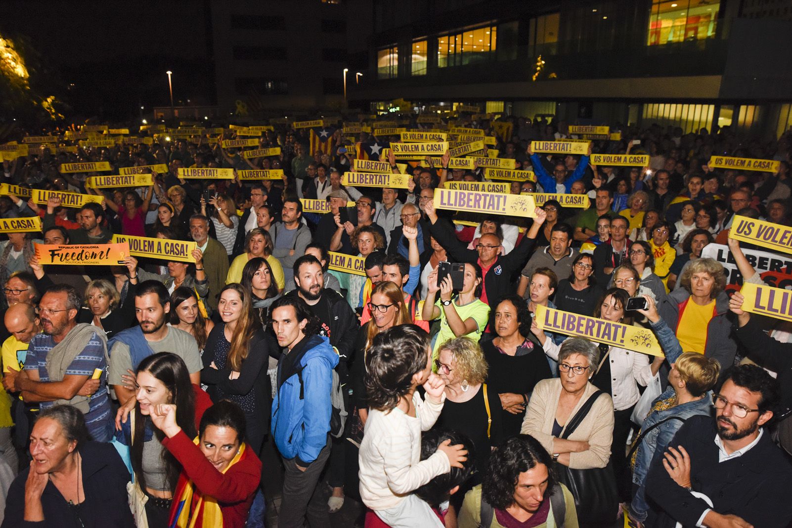 Multitudinària protesta a Sant Cugat contra la sentència del Suprem. FOTO: Bernat Millet