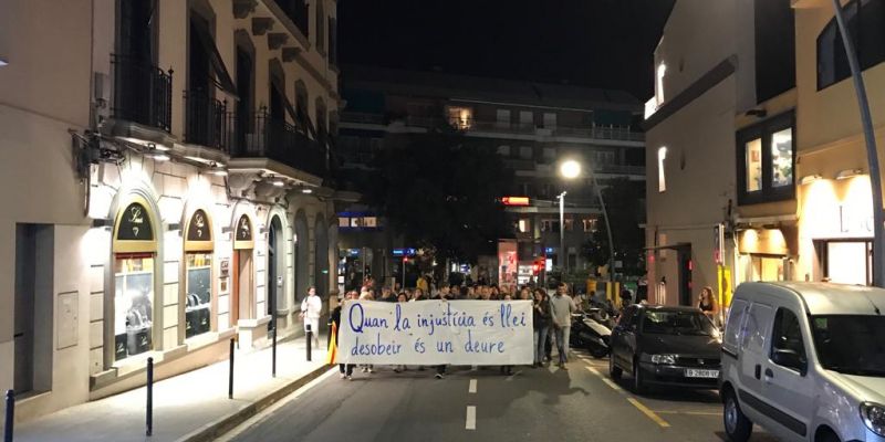 Moment en què els manifestants enfilaven Rius i Taulet. FOTO: TOT Sant Cugat