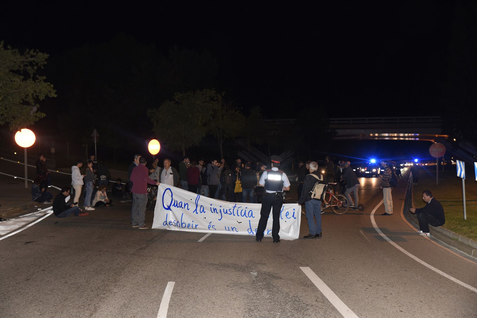 Protesta a la rotonda de l'Hipòdrom. FOTO: Bernat Millet