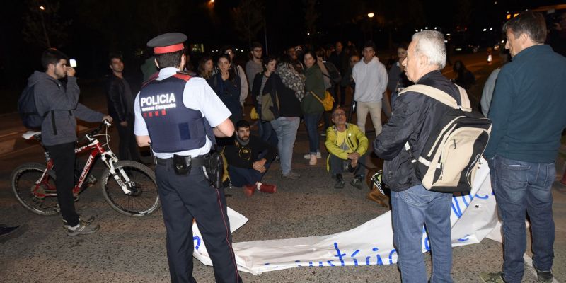 Protesta a la rotonda de l'Hipòdrom. FOTO: Bernat Millet