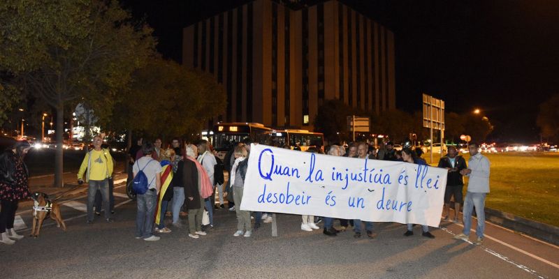 Protesta a la rotonda de l'Hipòdrom. FOTO: Bernat Millet
