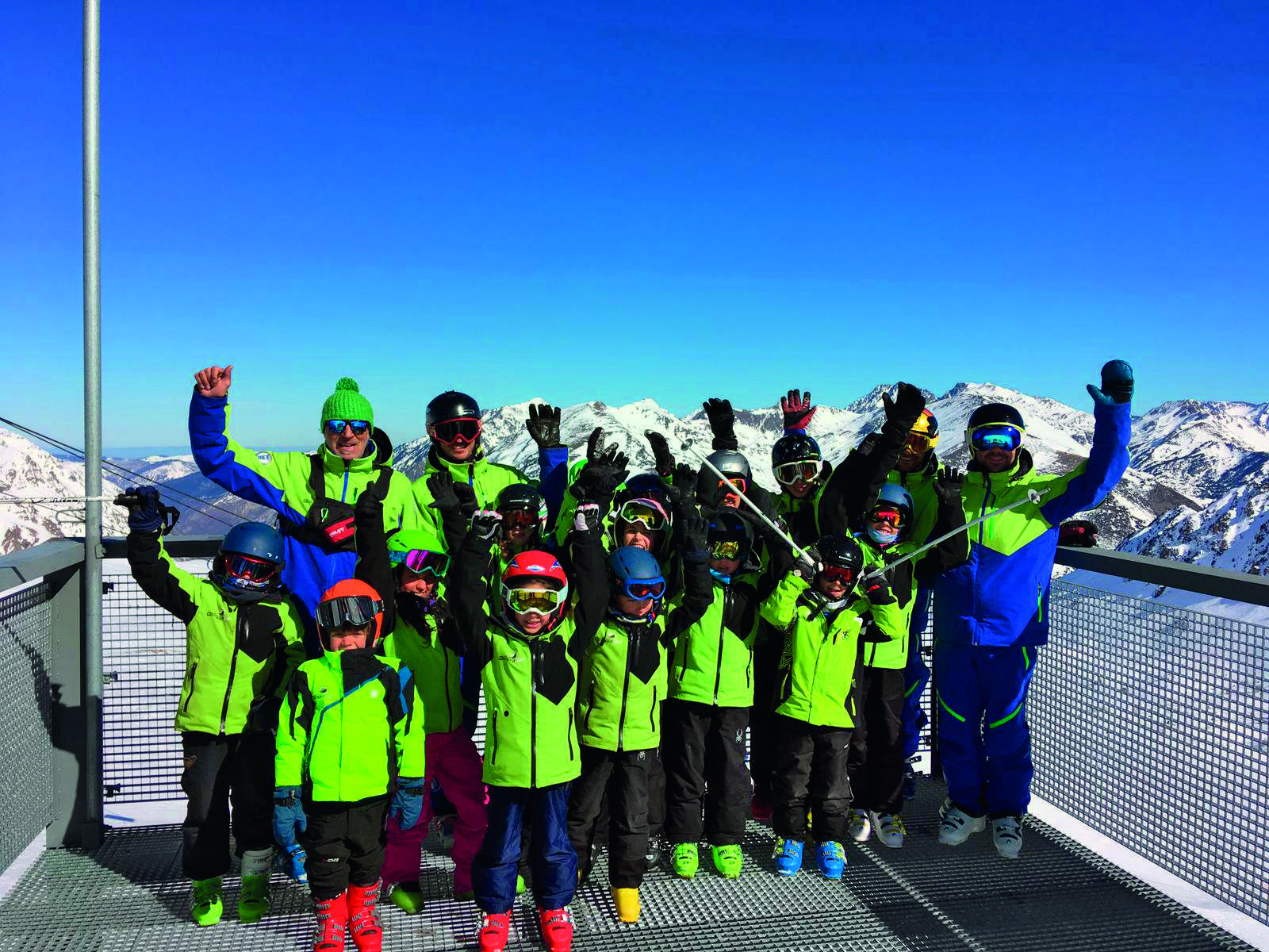 L'equip tècnic fent un taller d'esquí amb els nens. Cedida