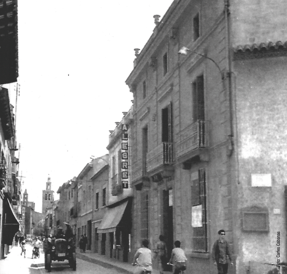 Edifici del Casal en primer terme. foto: Carles Cabanas