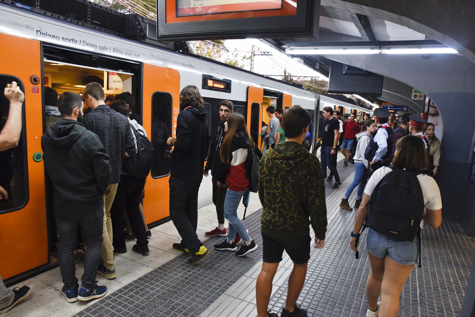 Sortida de l'estació de Sant Cugat. Foto: Bernat Millet.