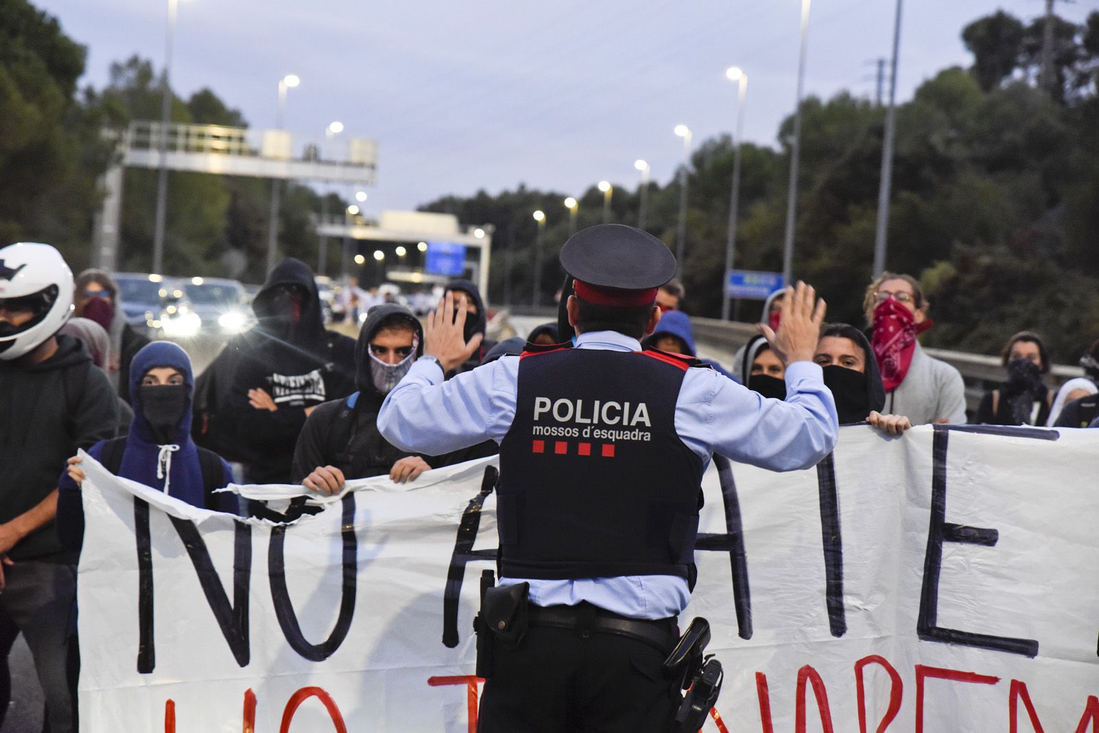 Mossos avisan als menifestants. Foto: Bernat Millet.