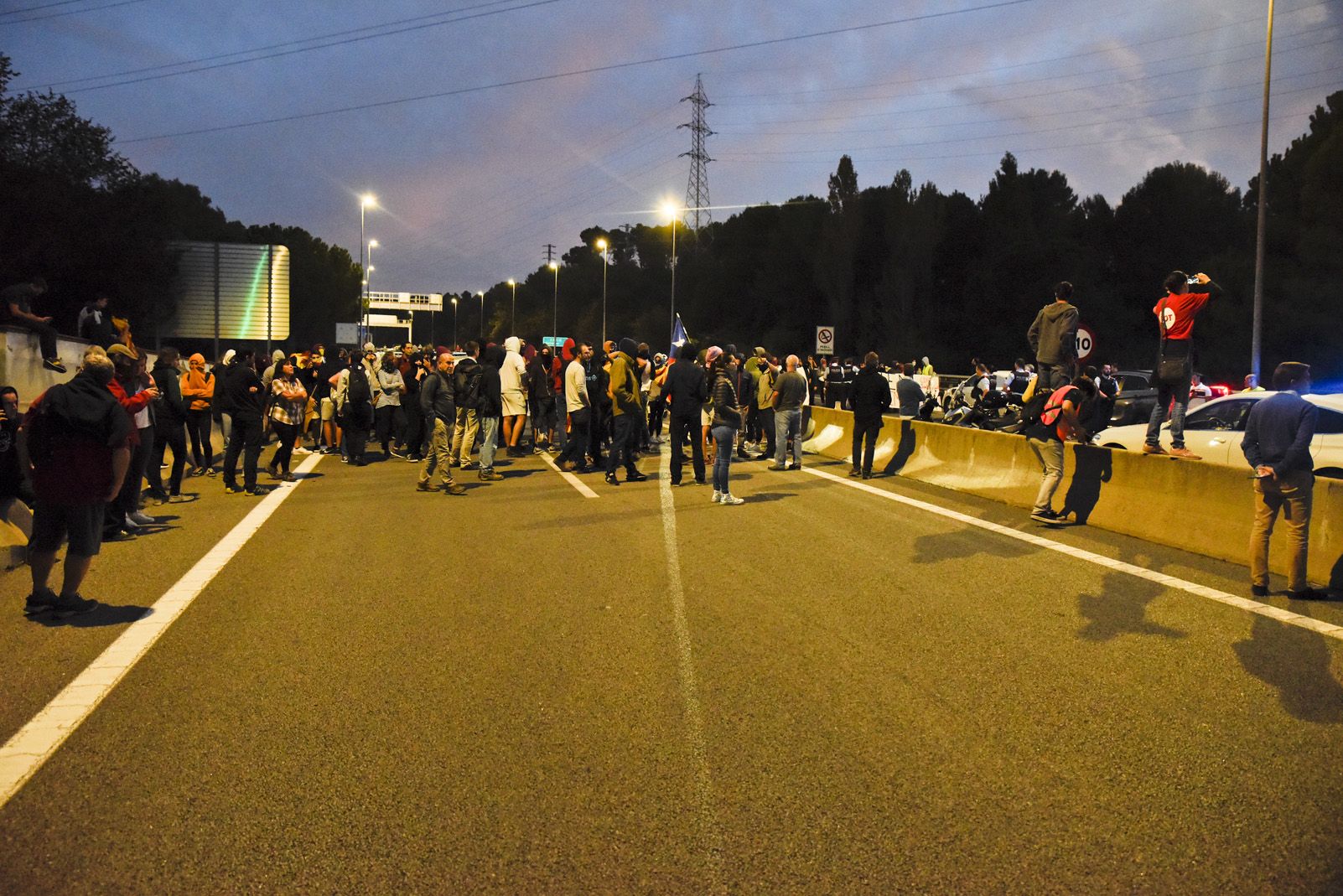Els manifestants desallotgen la C-16. Foto: Bernat Millet.