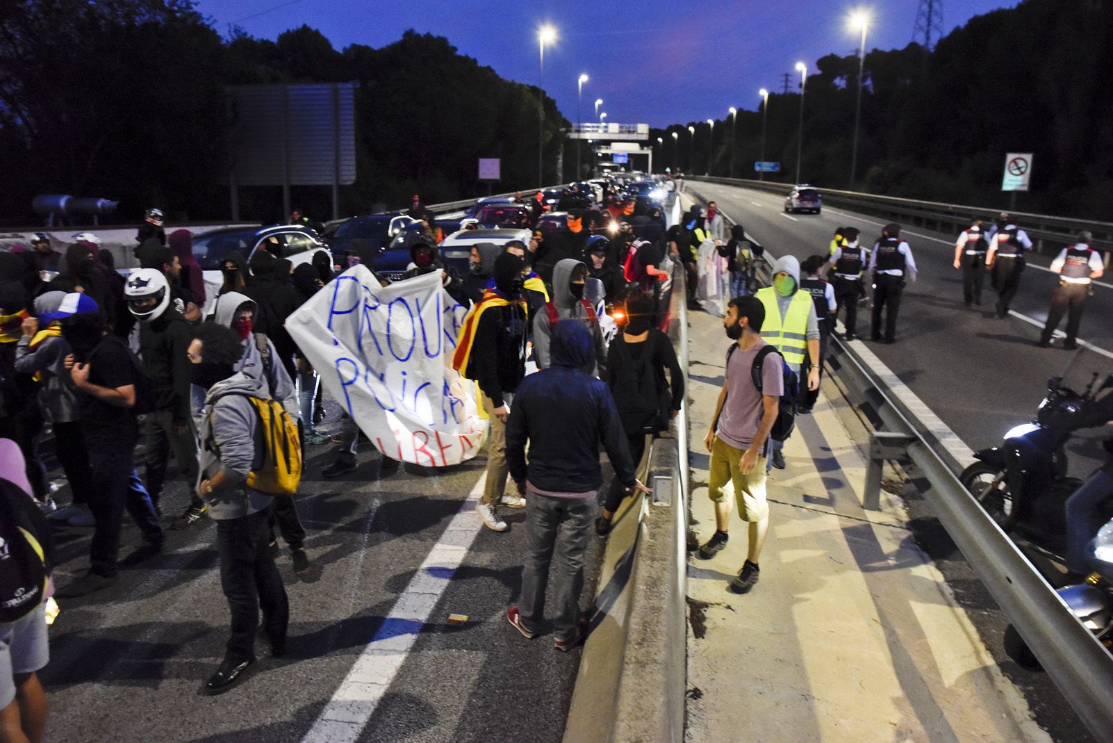 Els manifestants desallotgen la C-16. Foto: Bernat Millet.