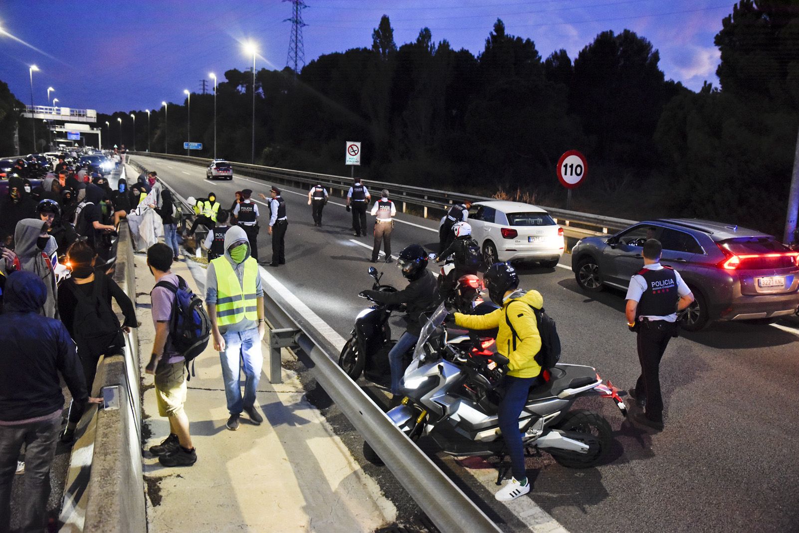 Els manifestants desallotgen la C-16. Foto: Bernat Millet.