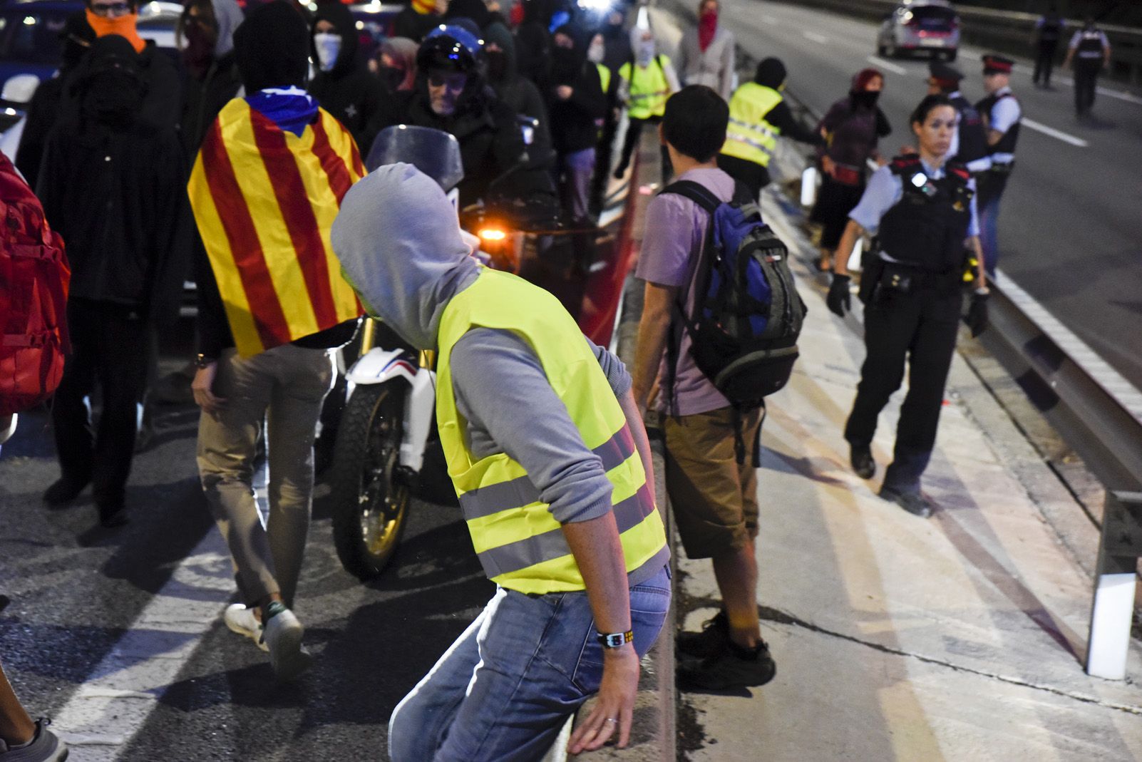 Els manifestants desallotgen la C-16. Foto: Bernat Millet.