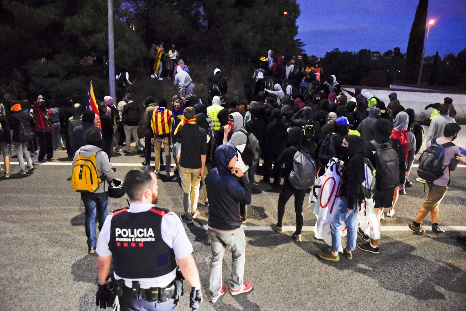 Els manifestants desallotgen la C-16. Foto: Bernat Millet.