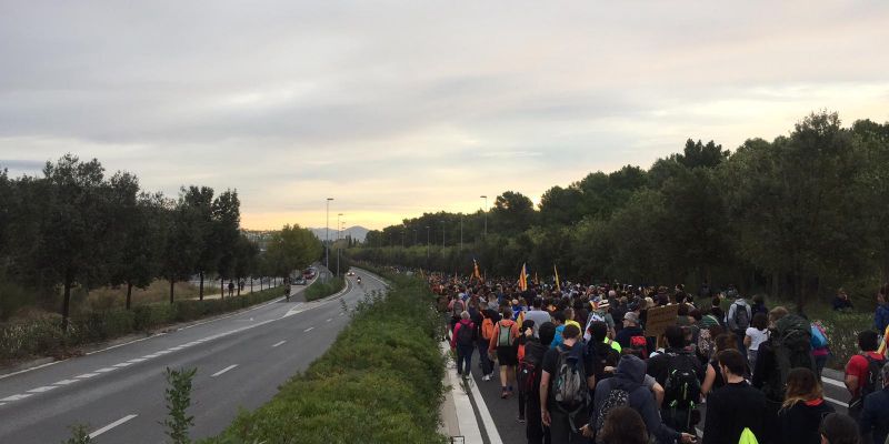 Els manifestants que han sortit de Sant Cugat, en direcció a Cerdanyola FOTO: Cedida