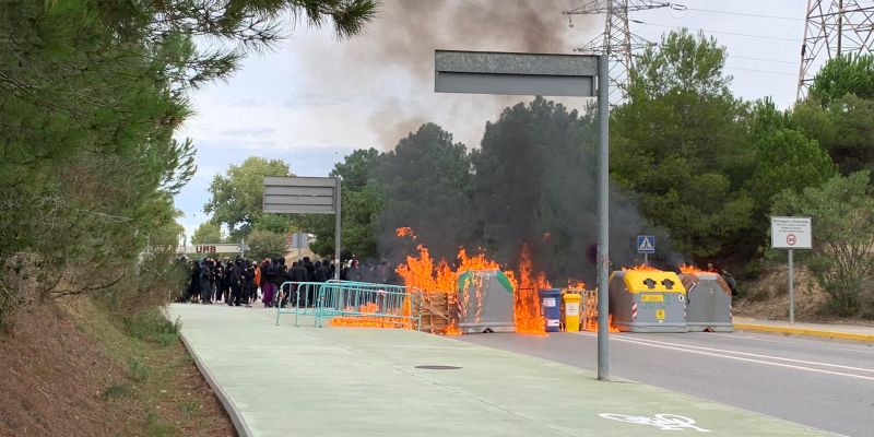 Crema de contenidors a la UAB 