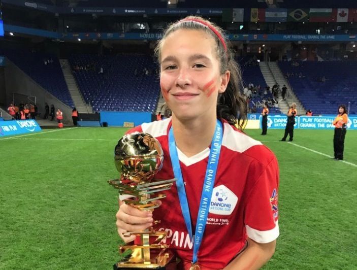 Daniela Martínez García, amb la medalla i el trofeu de campiona de la Danone Nations Cup. FOTO: Cedida