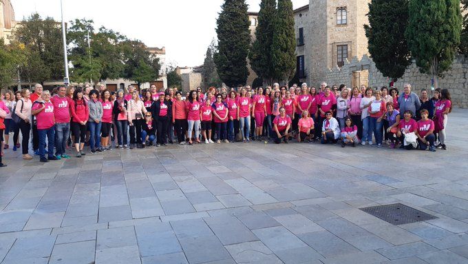 Desenes de persones han participat a la caminada solidària del Dia Mundial del Càncer de Mama FOTO: Ajuntament Sant Cugat