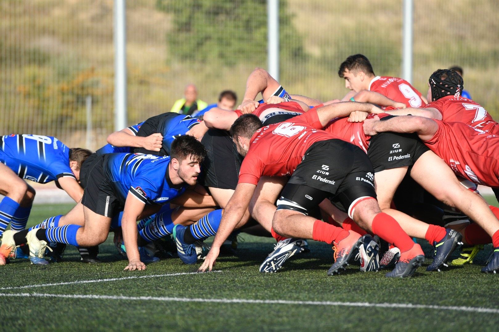 Acció d'un partit entre el Club Rugby Sant Cugat i el CAU Rugby València. FOTO: Miguel López