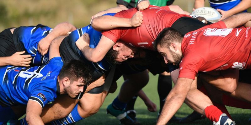 Acció del partit entre el Club Rugby Sant Cugat i el CAU Rugby València. FOTO: Miguel López