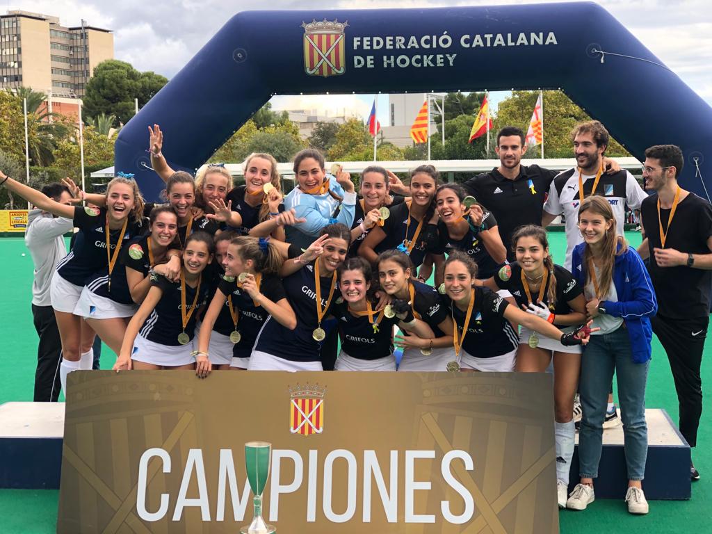 Les jugadores del Junior Femení celebrant el 10è títol del Campionat de Catalunya. FOTO: Club Junior 1917