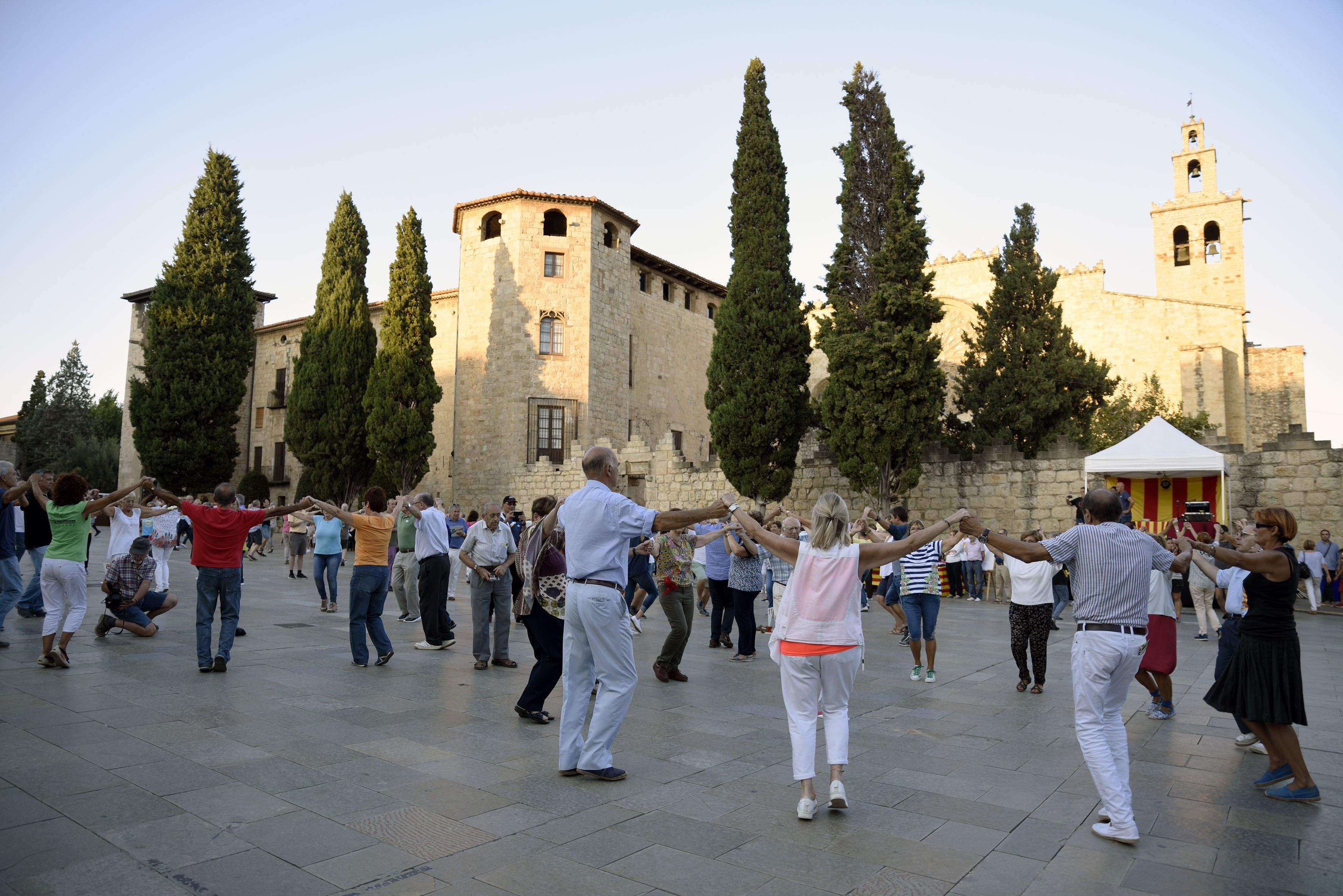  Jornada de sardanes a la plaça d'Octavià de Sant Cugat. FOTO: Bernat Millet