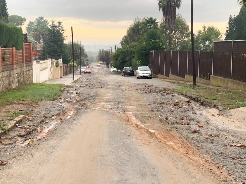 L'avinguda de Baixador a Valldoreix, un fangar després d'un dia de pluja. FOTO: Sergi López
