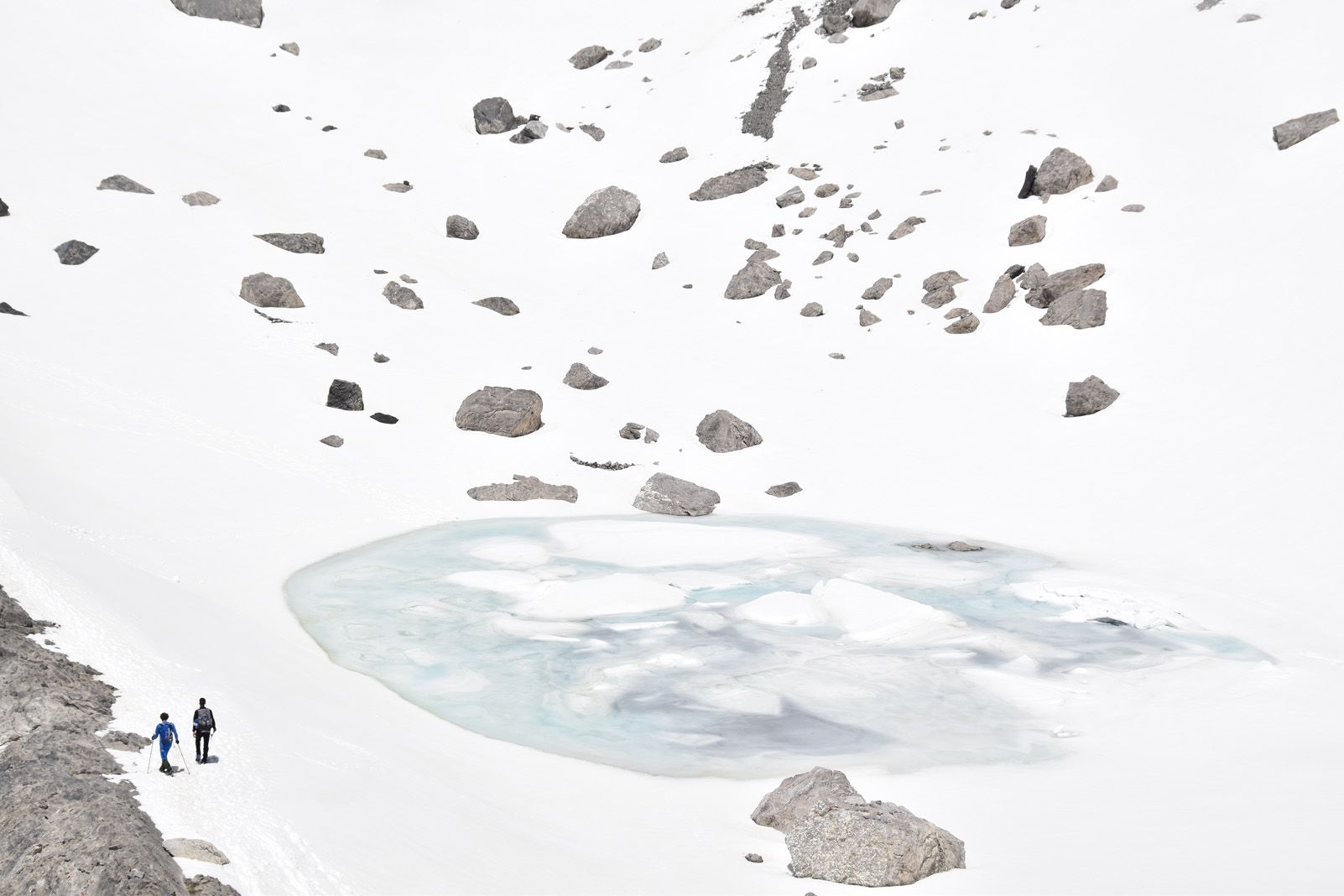 2n Premi Esport: "Trescant entre gel i neu als peus del Monte Perdido" Estany Helado, a sota del coll del Cilindro i del cim del Monte Perdido. Foto: Carles Claraco Anguera.   