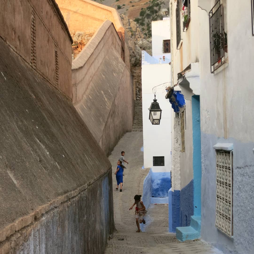 7è Premi Instagram: " Jugant dins la muralla." Chefchaouen, Marroc. Foto: armnd.sp.