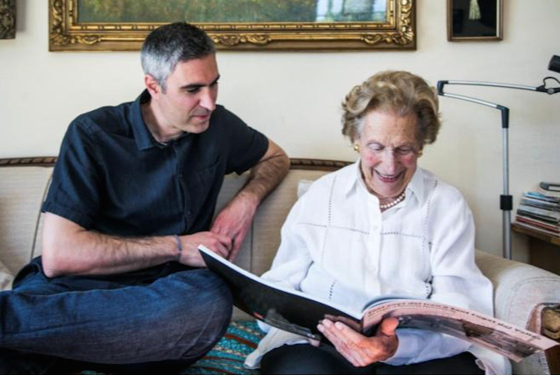 L'autor del llibre, Quim Lloveras, amb la seva àvia, Magdalena Macià. FOTO: Cedida