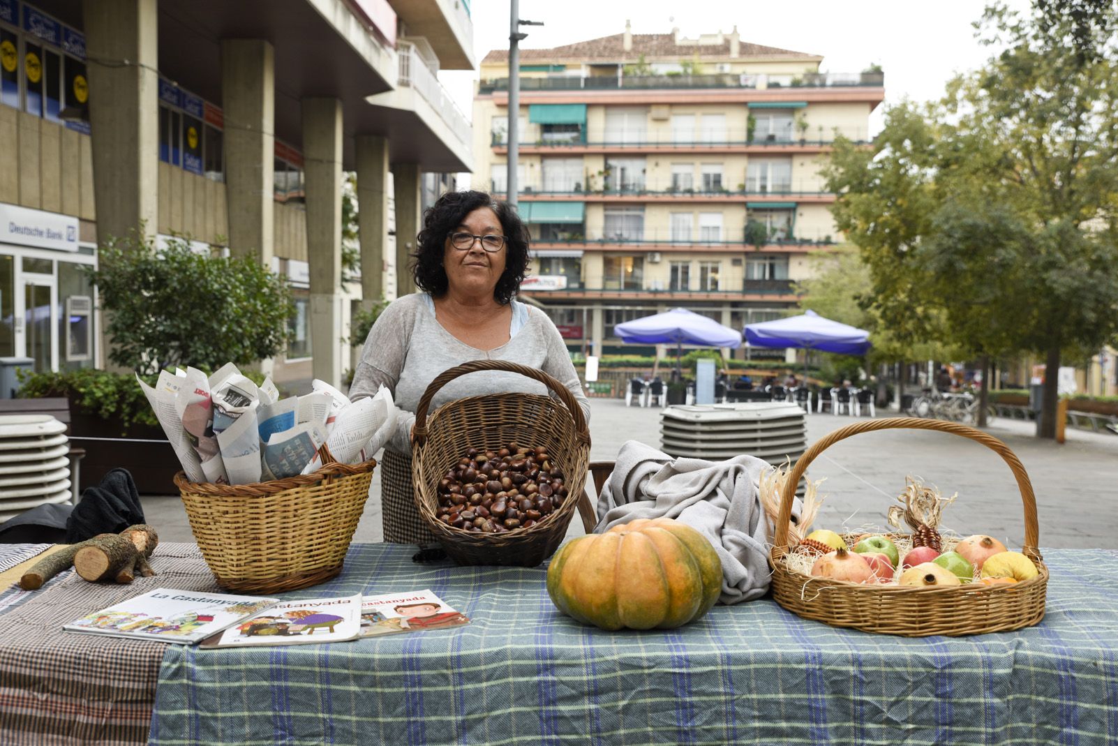 Lupe Díaz és castanyera i té la parada a la plaça dels Quatre Cantons. FOTO: Bernat Millet