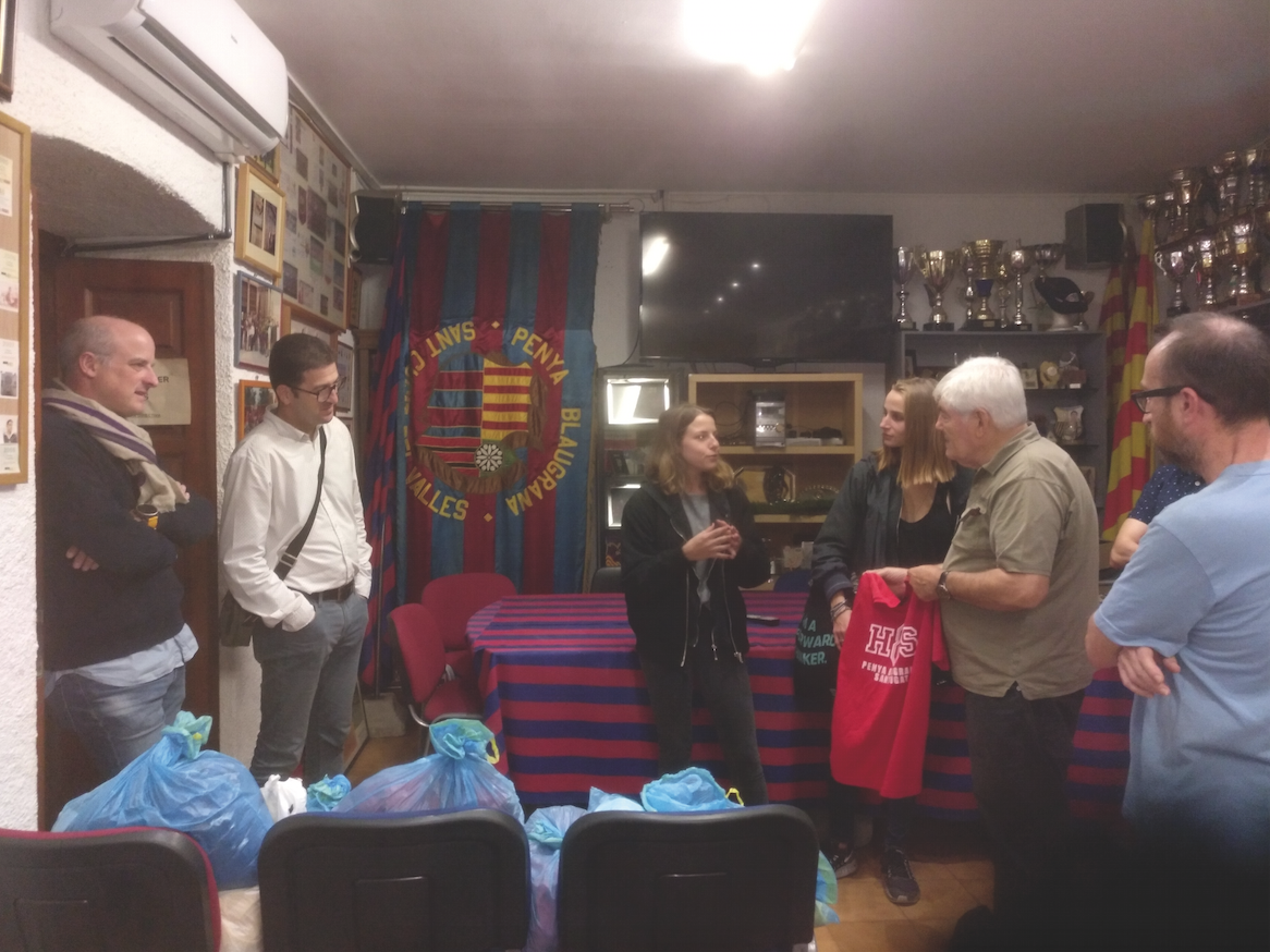 Entrega de roba a l'associació IURAA. FOTO: Cedida