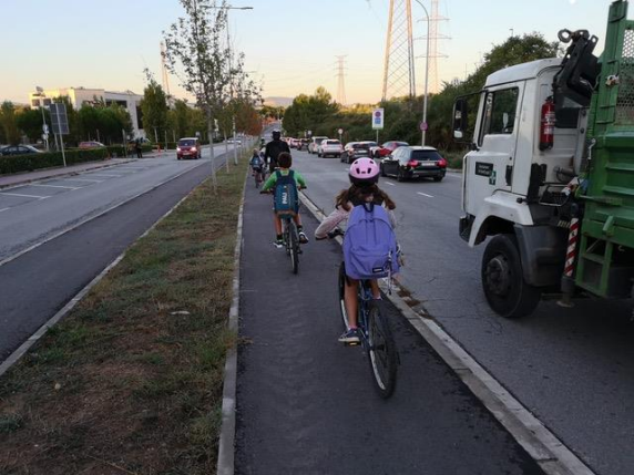 Els més petits anant en bicicleta a l'escola. FOTO: Cedida