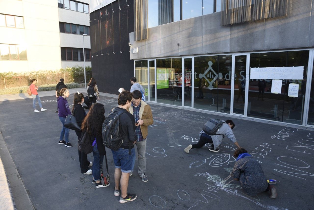 Alumnes de l'Escola d'Art i Disseny manifestant-se a la plaça de la Vila. FOTO: Bernat Millet